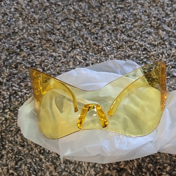 Stylish Yellow Sunglasses - Picture 1 of 3